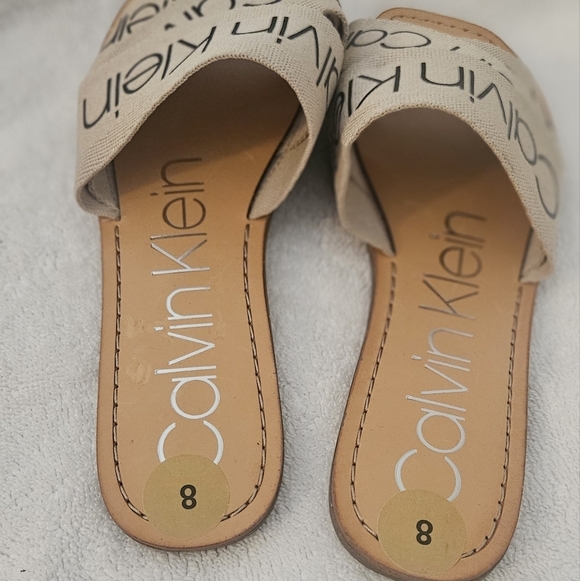 Brand New Calvin Klein Women's Bainy Strappy Sandal In Ivory/Black Women's Sz 8 - Picture 3 of 4